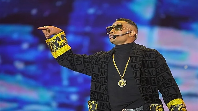 محمد رمضان يشعل المسرح في افتتاح "فورمولا1" بجدة