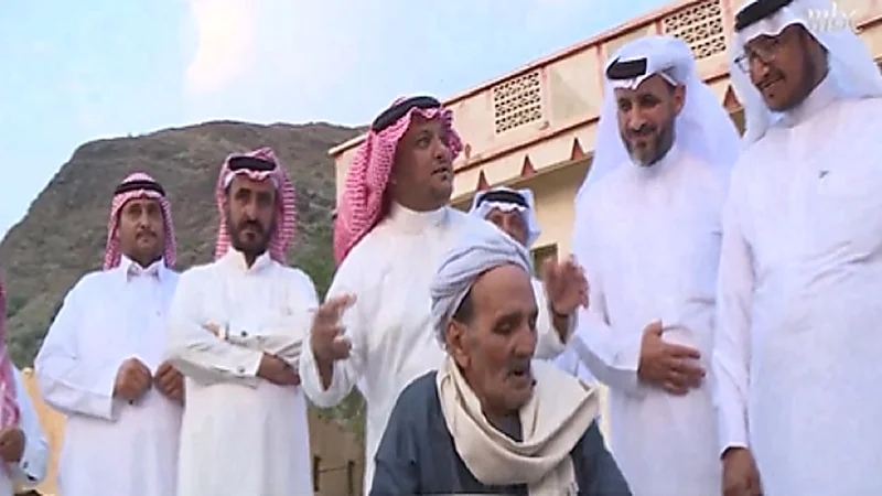 بالفيديو .. مواطنون بمحايل عسير يكرمون مُعلمهم المصري درسهم قبل 40 عاما