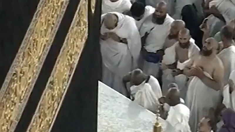 الحرم المكي يغتسل بالأمطار وسط تضرُّع المصلين بالدعاء.. فيديو