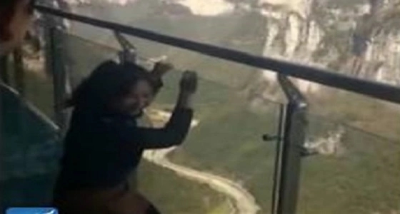 بالفيديو.. لحظة سحب سائحة مذعورة فوق جسر زجاجي