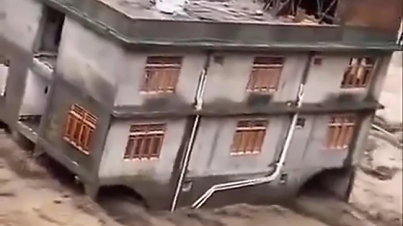 فيضانات باكستان تودي بأرواح أكثر من 340 شخصًا.. فيديو