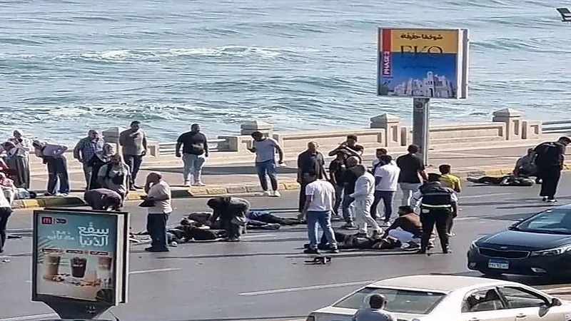 سيارة مسرعة تدهس 9 أشخاص من عائلة واحدة.. فيديو