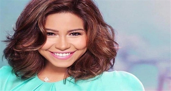 شيرين عبدالوهاب تثير الجدل بارتدائها بيجامة على متن الطائرة