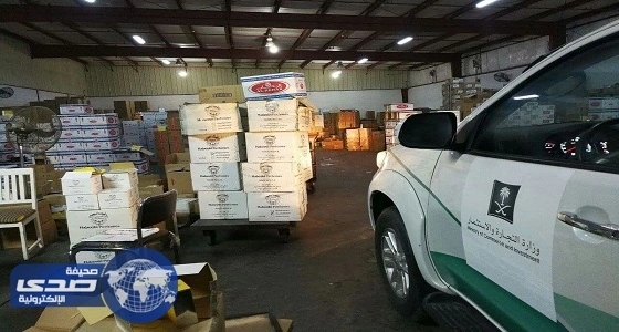 ⁠⁠⁠⁠⁠التجارة تداهم مستودع في جدة يغش العطور و مستحضرات التجميل