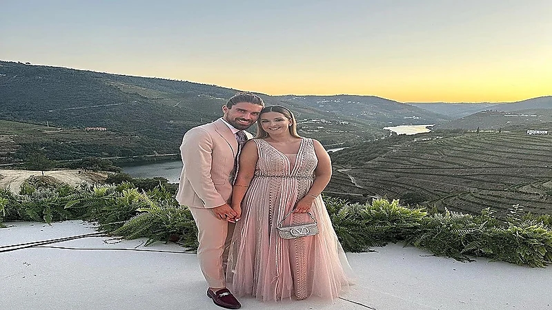 محترف الهلال وزوجته في حفل زفاف نجم البرتغال .. صورة