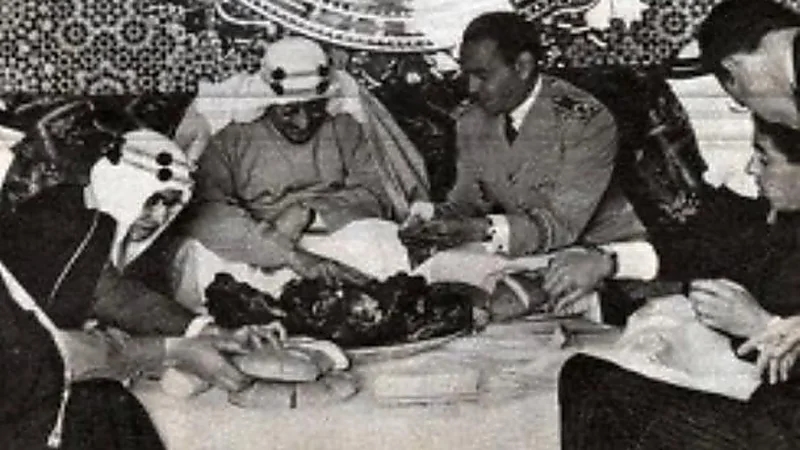 ظهور نادر للملك سعود والملك الحسن وهما يتناولان الغداء في الرباط