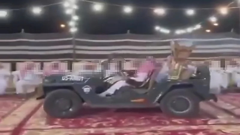 بالفيديو.. سيارة مخصصة للبخور تمر بين الحضور في جمع كبير