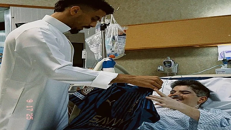 علي لاجامي يهدي قميصه لأحد المشجعين وهو على سرير المرض.. صور