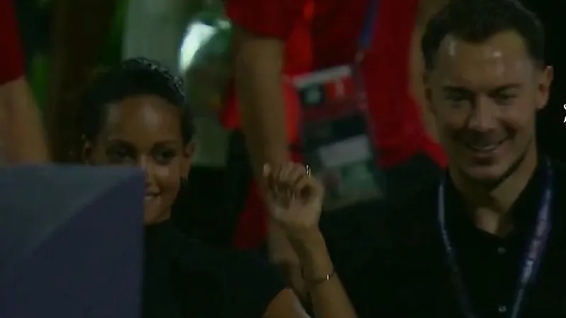 يايسله يحتفل مع زوجته بعد الفوز باللقب الآسيوي .. فيديو