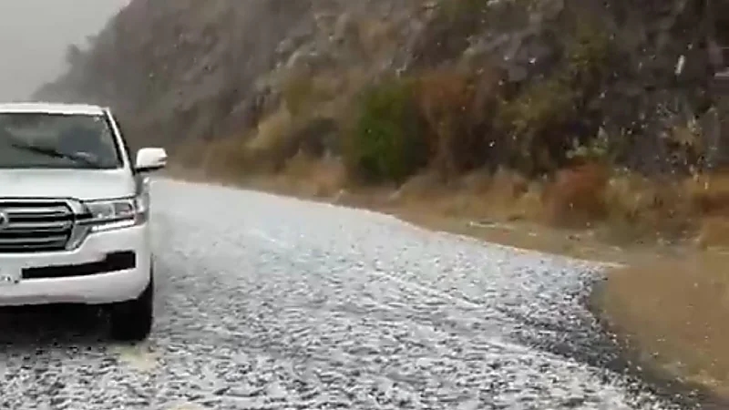 جبال السودة تكتسي بالبياض .. فيديو