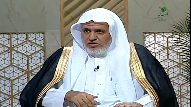 حكم المشي في الصلاة لإغلاق تلفاز أو فتح الباب