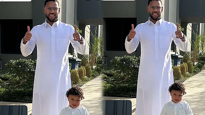 لودي وابنه في طريقهما إلى المملكة أرينا بالزي السعودي