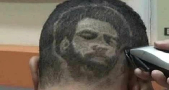 بالصور..حلاق يرسم محمد صلاح على رؤوس محبيه