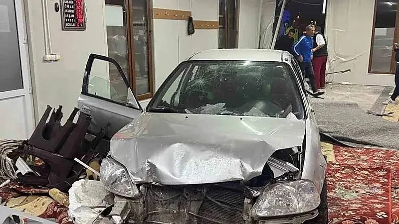 سائق مخمور يقتحم مسجدًا قبيل الفجر ونجاة المصلين من كارثة محققة.. صور