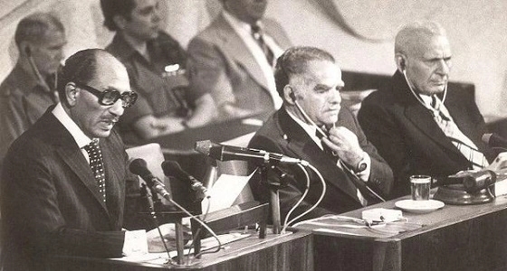 " السادات " لـ " جولدا مائير " : " إنتي أجدع رجل في إسرائيل "