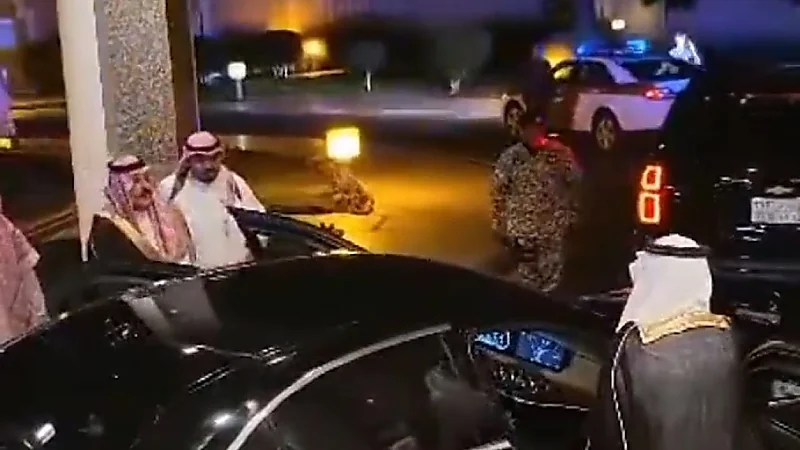 موقف متواضع يتحدث عن نفسه لاحترام الأمير تركي بن طلال لابن عمه الأكبر .. فيديو