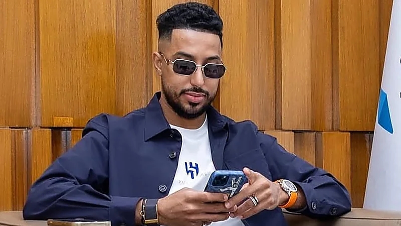 سالم الدوسري يخطف الأنظار بساعة فاخرة من باتيك فيليب .. صورة