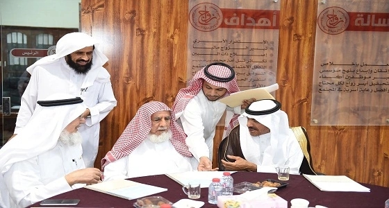 " العم الحصين " لديه 45 حفيدا ويقضي حياته بالعمل التطوعي