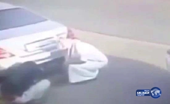 بالفيديو .. مواطن يرصد 25 ألف ريال لمن يدل على شخصين أحرقا سيارته