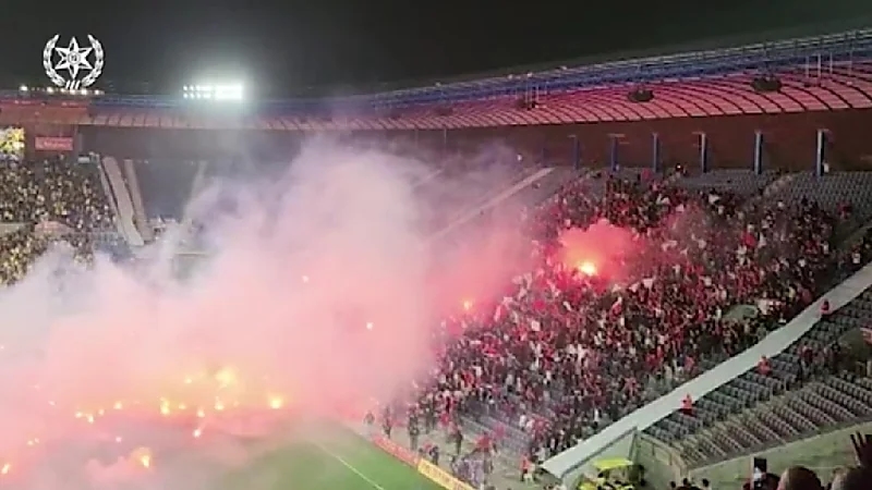 بالفيديو .. مشجعون إسرائيليون يحرقون ملعب في القدس