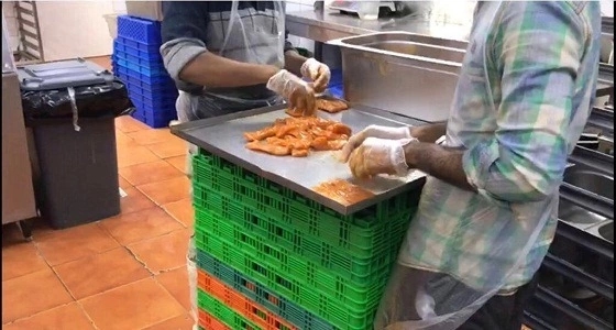 إغلاق مطعم لإعداده الطعام وسط طفح " مياه الصرف الصحي " بالرياض