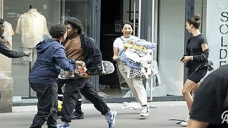 صورة ملفتة لفرحة فتاة أثناء سطوها على محل شهير بفرنسا