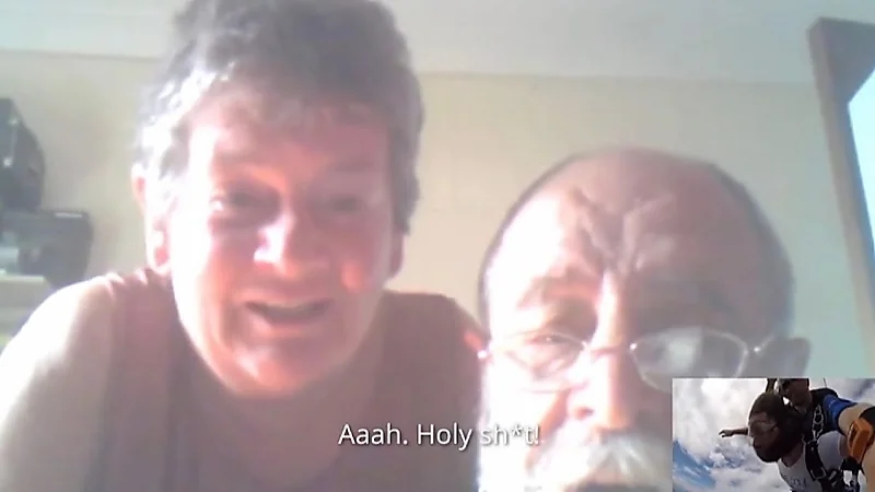 بالفيديو.. شاب يفاجئ والديه بالقفز من طائرة