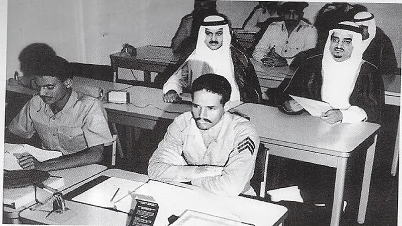 صورة نادرة للملك فهد في مدرسة الدفاع الجوي بجدة