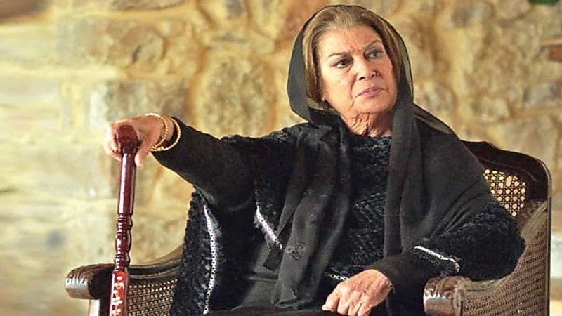 منى واصف تثير الجدل بإطلالة شبابية جذابة (صورة)