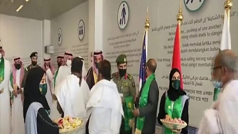 شاهد.. وصول أولى طلائع المستفيدين من مبادرة ”طريق مكة“ إلى المملكة