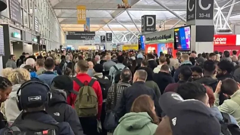 حريق في مطار ستانستيد بلندن يؤدي إلى إجلاء المسافرين