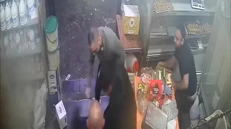 شاهد.. موظفي بلدية يعتدون بوحشية على شبان يعملان في محل