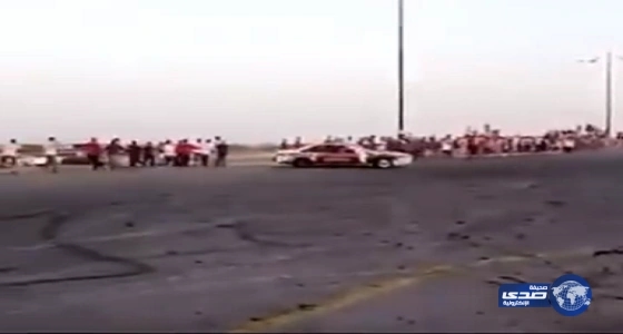 بالفيديو : مفحط يدهس عددا من المتجمهرين