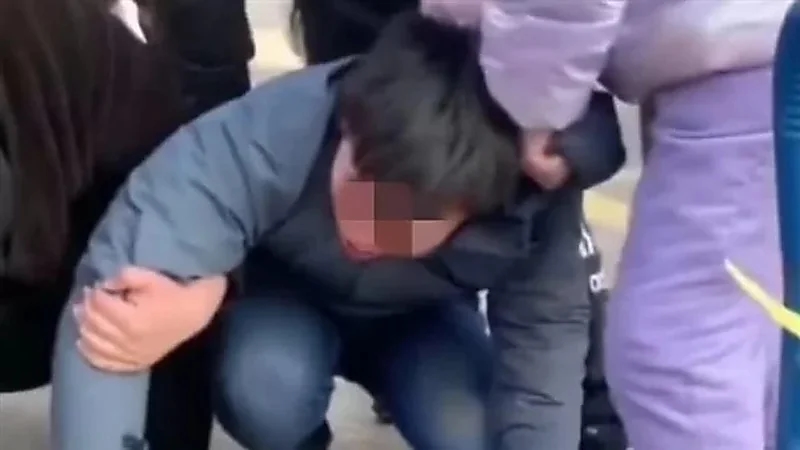 إجبار رجل على أكل فضلات القطط