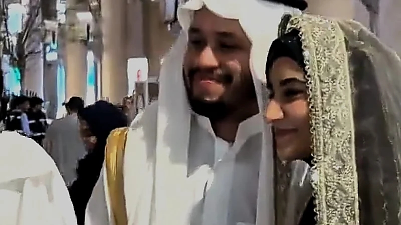 زوجان يبدآن حياتهما الزوجية من الحرم المكي .. فيديو