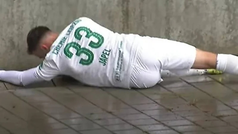 بالفيديو.. لاعب يتعرض لأسوأ الإصابات بمباراة كرة قدم