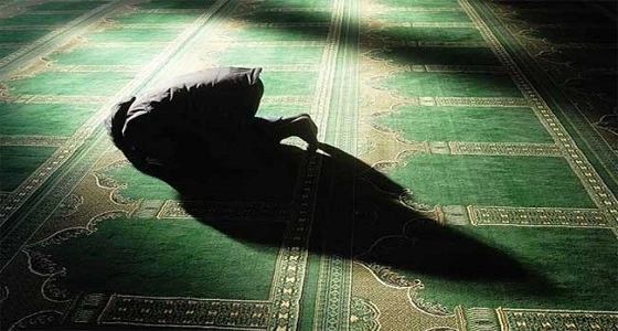 بالصورة..وفاة مقيم أثناء أدائه صلاة العصر