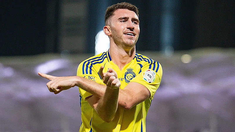 مدافع النصر يفاجئ زملاءه بهدايا من "الذهب والألماس" .. فيديو