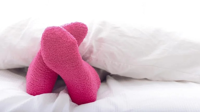 هل النوم بالجوارب في الشتاء يسبب العمى؟ استشاري يوضح