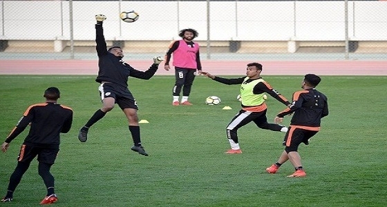 الشباب يؤدي تمارين إحماء وتسخين ولياقة مكثفة