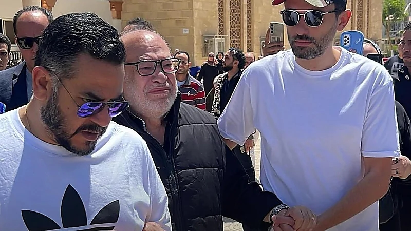 نجوم الفن يودّعون الفنان سليمان عيد‬⁩ في جنازة حاشدة.. صور