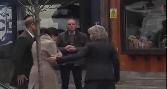 بالفيديو.. تصرف غريب للأمير هاري مع خطيبته يثير غضب الجمهور