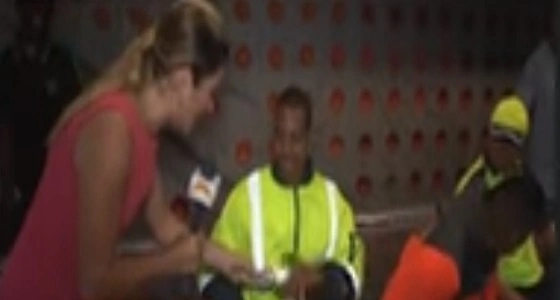 بالفيديو.. عامل يضع مذيعة في موقف محرج على الهواء