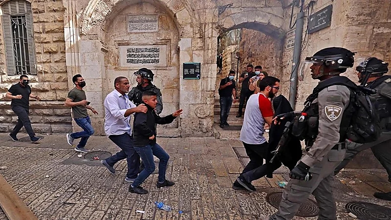 بالفيديو والصور.. لحظة اقتحام قوات الاحتلال للمسجد الأقصى والاعتداء على الفلسطينيين