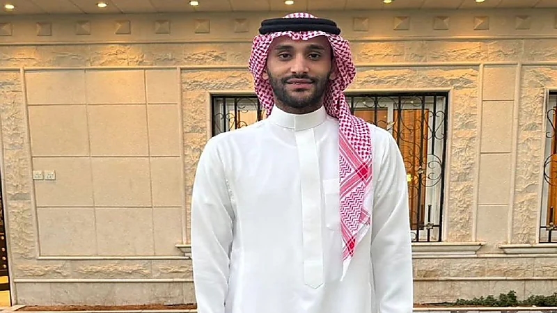 عبدالله عطيف يخطف الأنظار بإطلالة أنيقة في عيد الأضحى