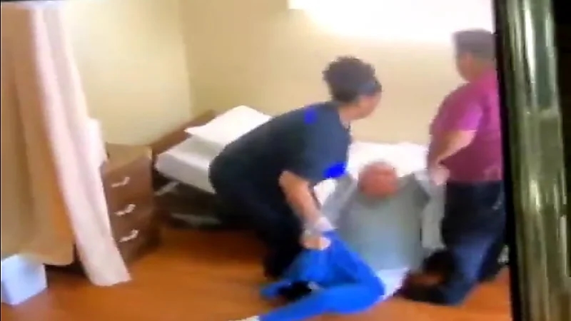 شاهد.. رجل مُسن يتعرض للصْرب من موظفي دار رعاية المسنين