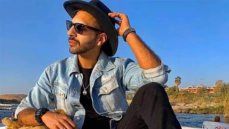 "حسن أبو الروس" يرتدي جلباب يشبه النساء