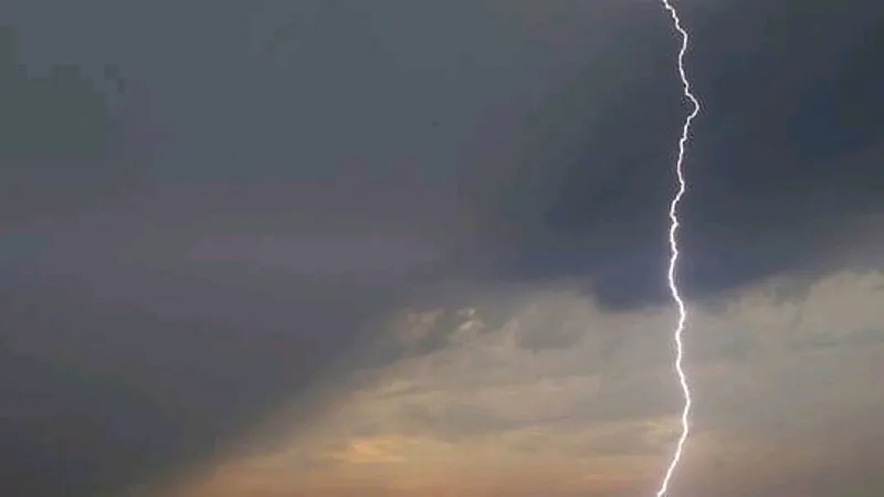 شاهد.. لحظة نجاة حارس أمن من ضربة صاعقة