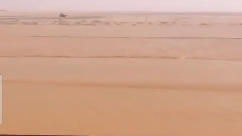 شاهد.. مياه الأمطار والسيول تقطع الطريق الرابط بين ‎شقراء و المجمعة