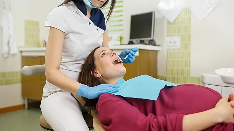 نصائح لحماية صحة أسنان المرأة الحامل